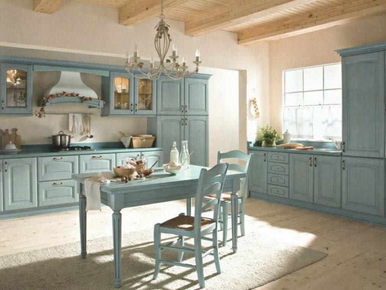 kök lantlig stil ljusblå pastellfärgade stolar fläkt gas spis