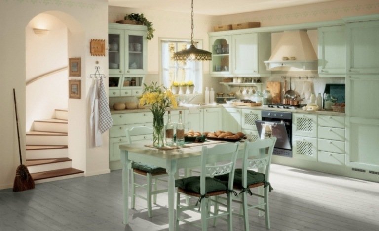 kök lantlig stil pastellgrönt matbord idé grå träparkett