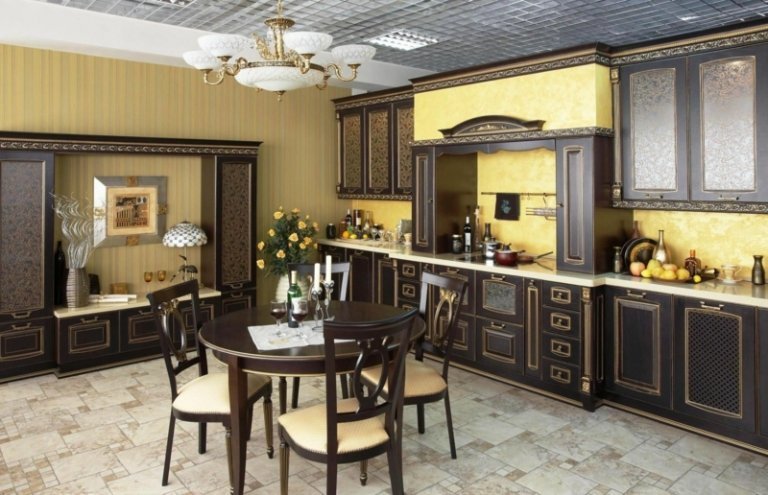 landstil kök ädel design svart guld accenter runt matbord grå golvplattor