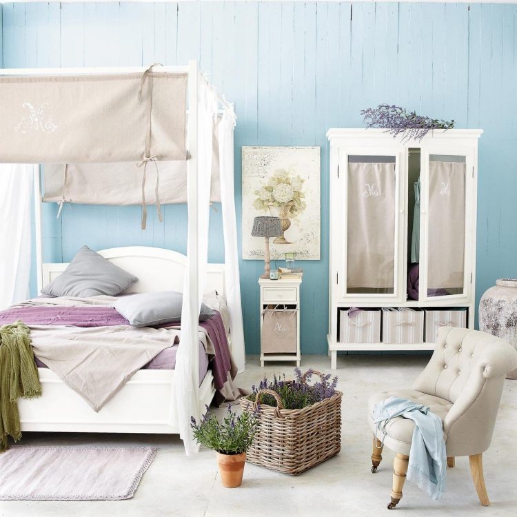 lantlig stil-sovrum-vit-idéer-himmelsäng-garderob-baby-blå-vägg-färg-lavendel