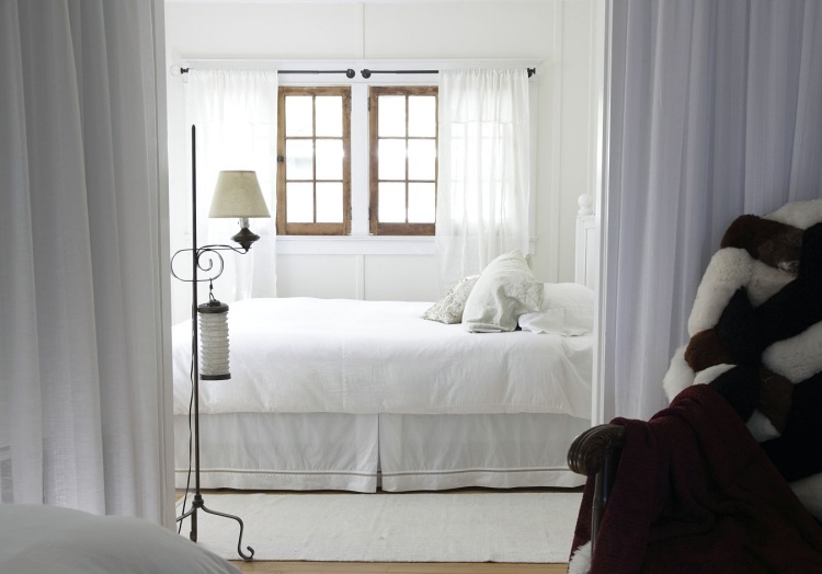 lantlig stil-sovrum-vit-idéer-vintage-gardiner-fönster-galler-fönster-golvlampa