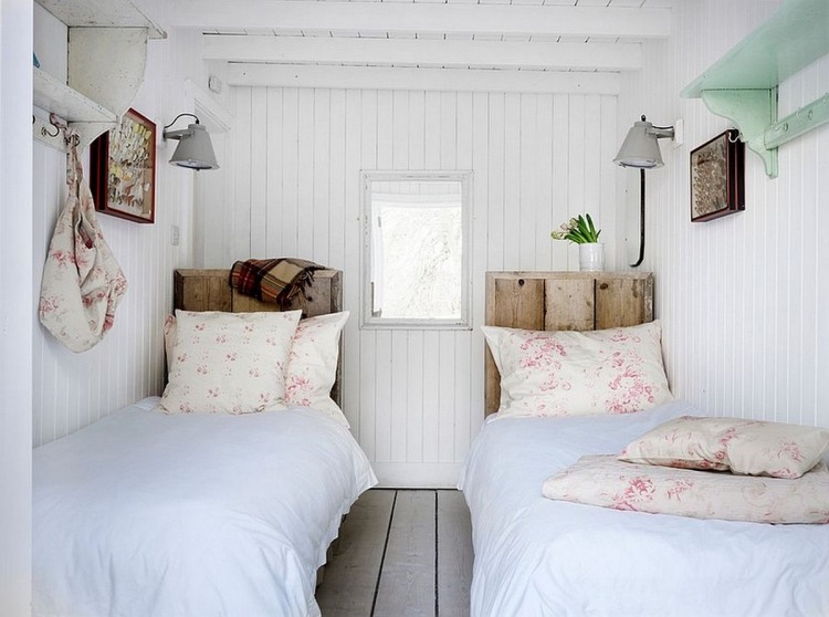 lantlig stil-sovrum-vita-idéer-två-sängar-efterlampa-kuddar-litet-rum