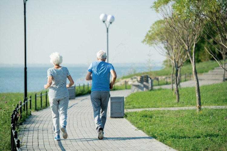 Äldre par joggar för lång livslängd och förväntad livslängd