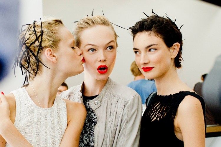 Långa frisyrer 2015-hårnål-detaljer-rött-läppstift-modeshow-trend