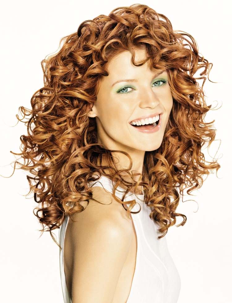 Långa frisyrer 2015 -färg-karamell-lockigt-naturligt-ungdomligt-vackert-leende