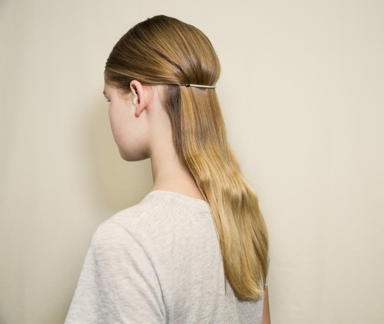 långa frisyrer-2015-rak-rak-bunden-enkel-klassisk-grå-blus