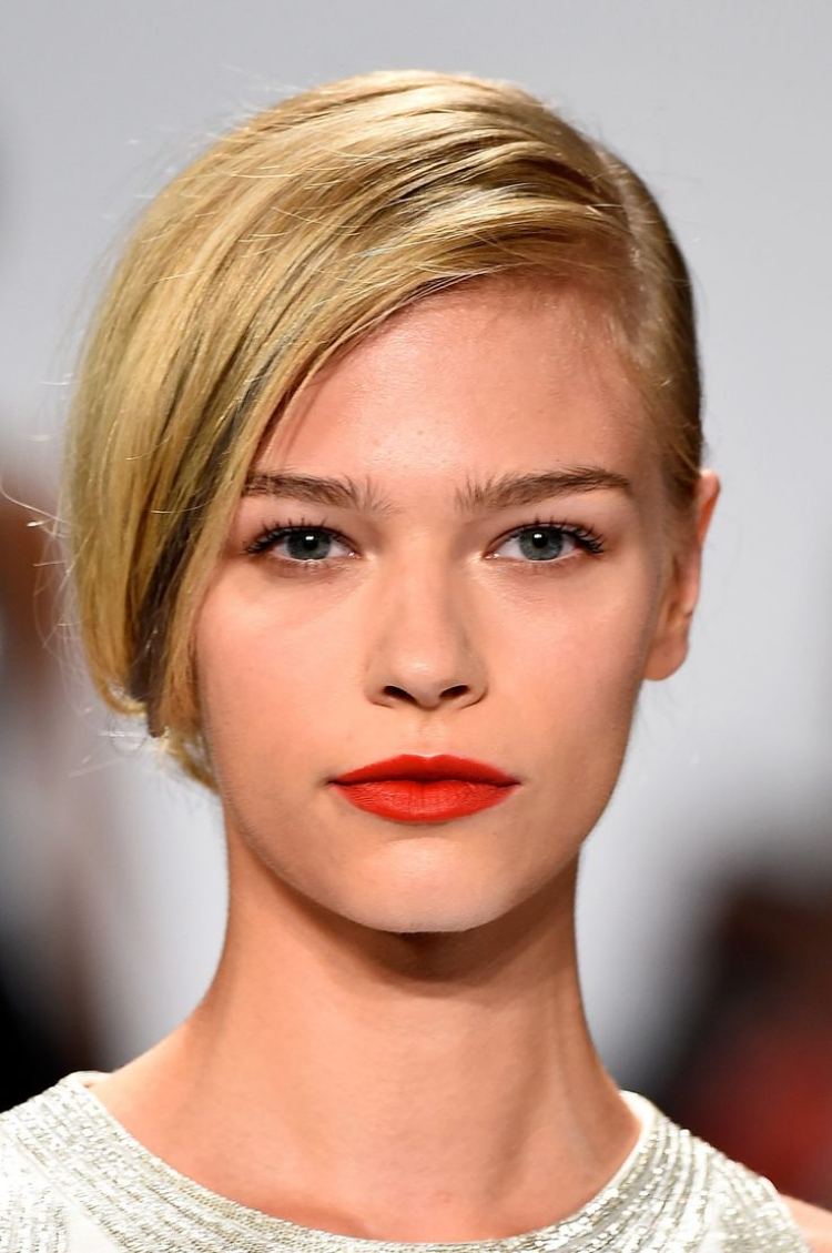 långa frisyrer-2015-i sidled-tillsammans-blond-bang-läppstift-klassiskt-lager