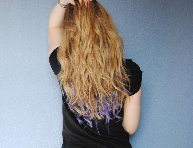 långt hår-frisyrer-2015-färg-violett-straenchen-down-blond-back-black-tshirt