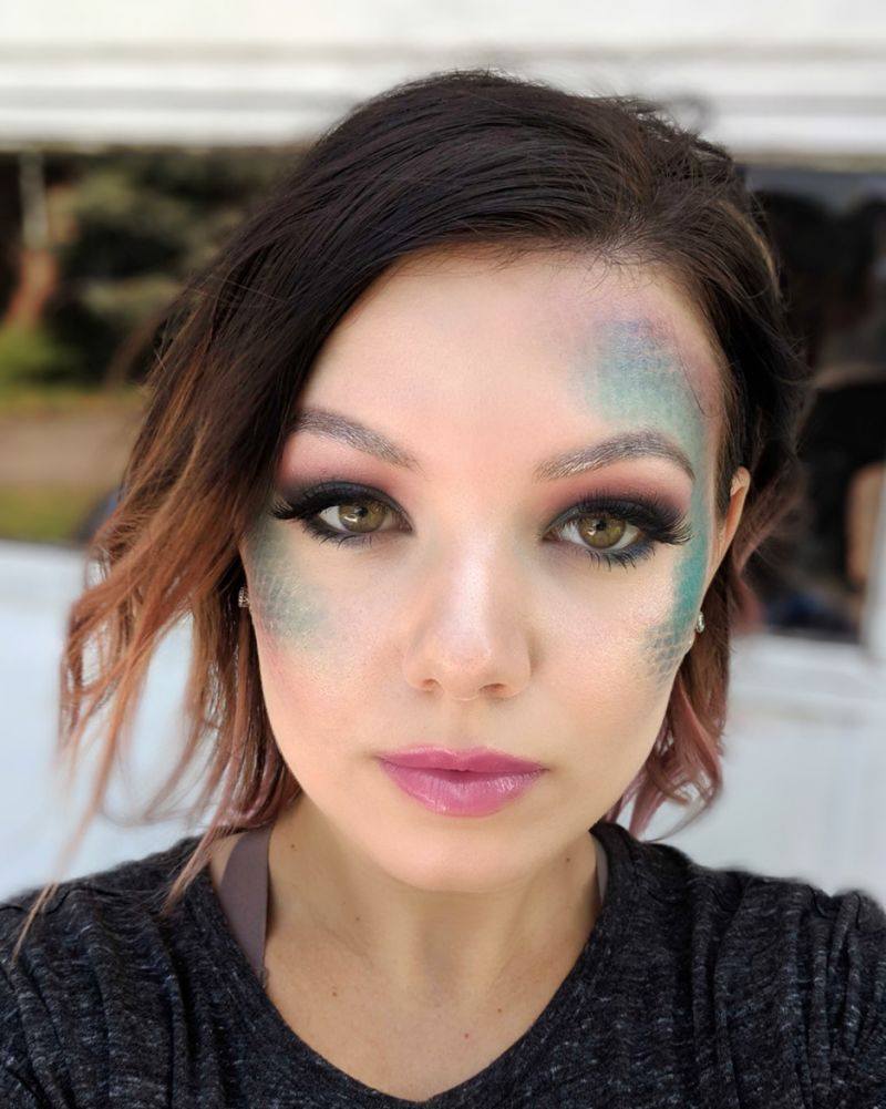 Sjöjungfrun make-up kvinnor gör Halloween-kostymer själv