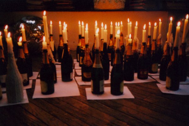 Nyårsfest dekoration bra idé champagne flaskor