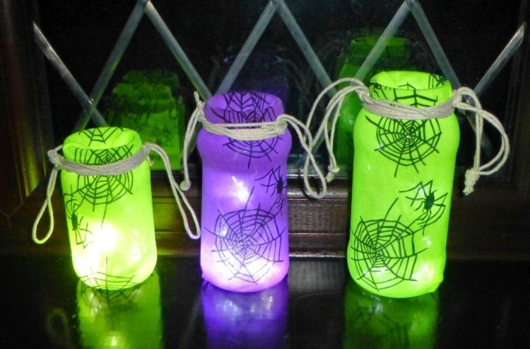 DIY-lykta-gör-det-själv-halloween-glasfärgad-folie-spindelnät-spindel-rep-värmeljus-lila-grön