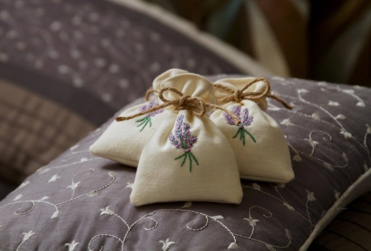 Lavendeldekoration - doftväska - säckväv - broderad - sovrum - kudde