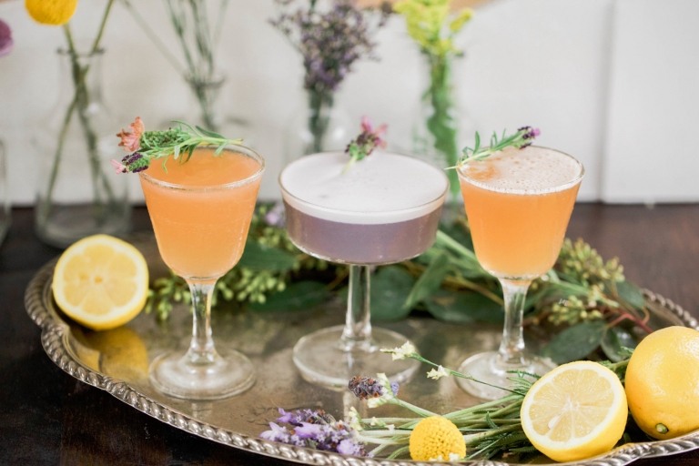 Lavendel limonadbröllopsfirande organiserar cocktails