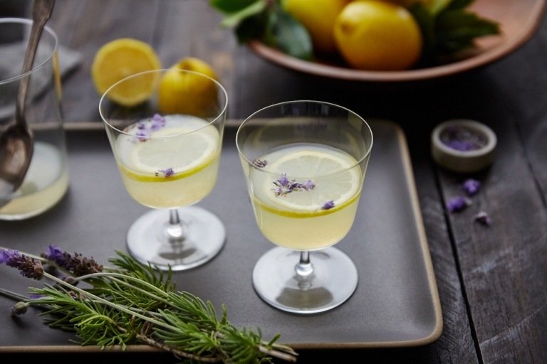Lavendel limonadcocktails läckra sommarrecept drink