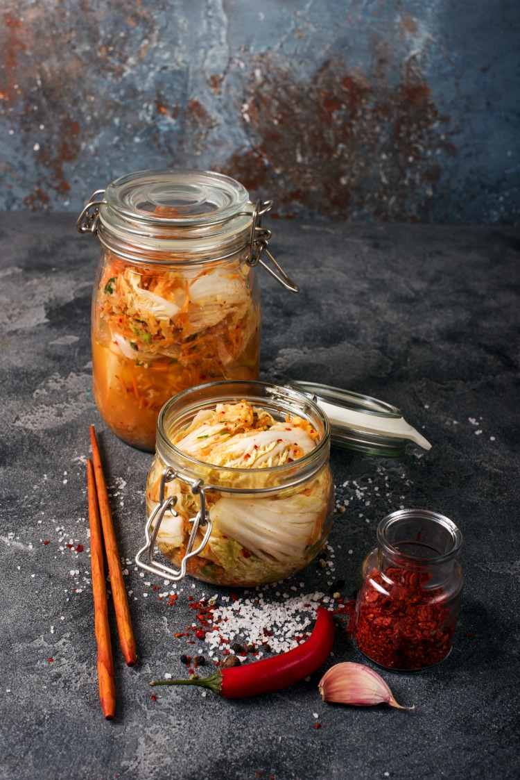 surkål kimchi och andra jästa grönsaker samt varm paprika för bättre tarmhälsa