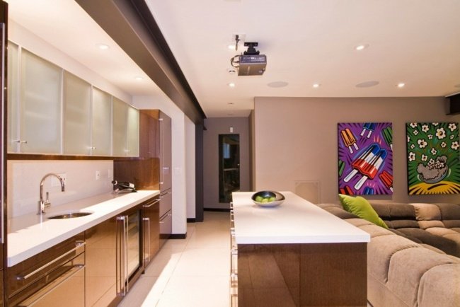 Köks högglansfronter visar exklusiva lägenhetsmöbler