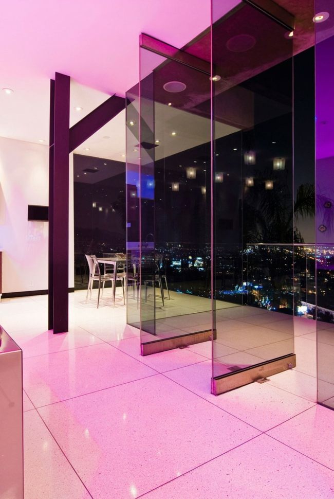 rosa LED -belysning vardagsrum glasdörrar balkong