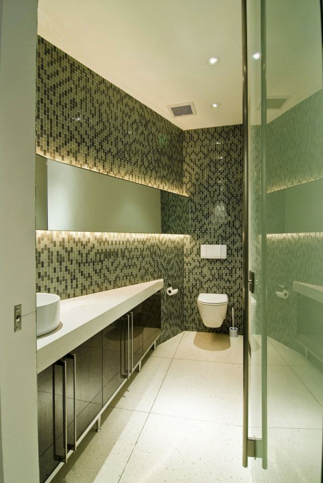 smala badrum gröna mosaikplattor väggmöbler