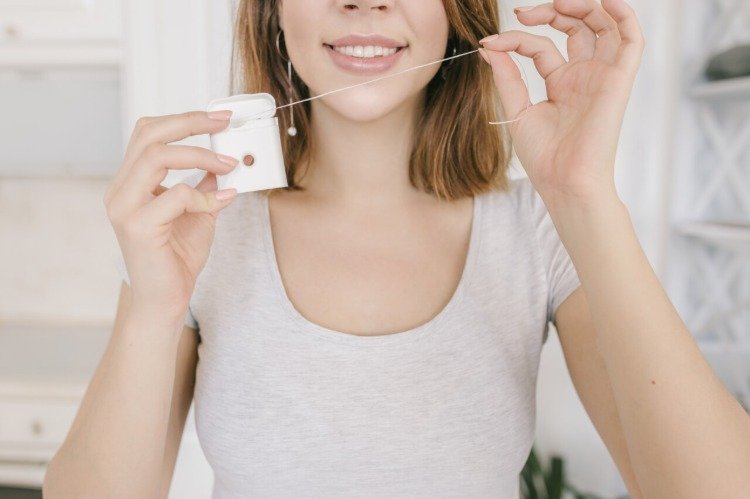 använd tandtråd som metod för munhälsa efter att ha ätit