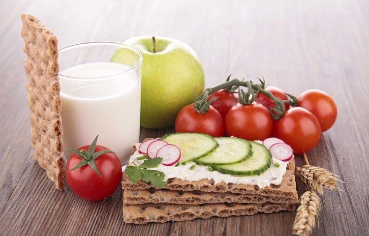 Mat för friska tänder som mjölk mellanmål bröd domaten gurka rädisor äpple och ost