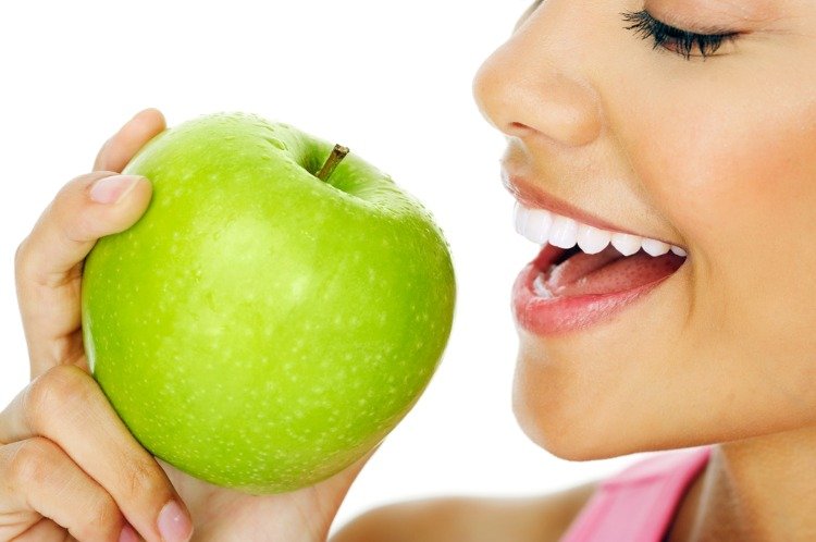 äta grönt äpple för friska tänder och ett trevligt leende