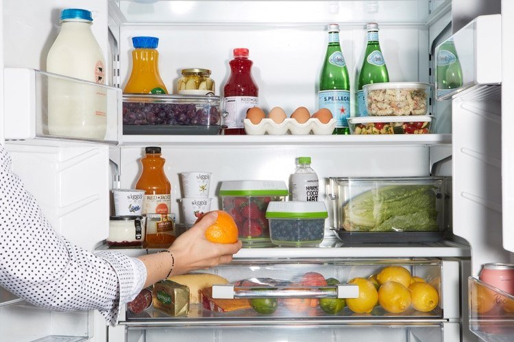 Förvara mat i behållare i kylskåp