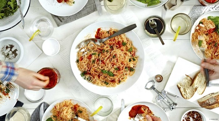 Spaghetti-med-grönsaker-olivolja-servering-mat-myt