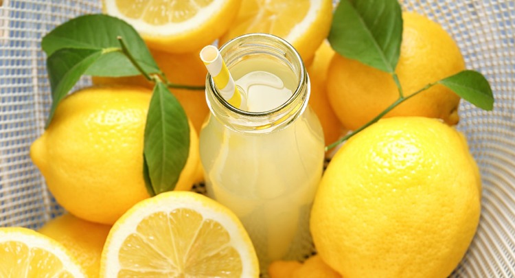 Drick citronsaft från färskpressade citroner varje dag för bättre leverhälsa