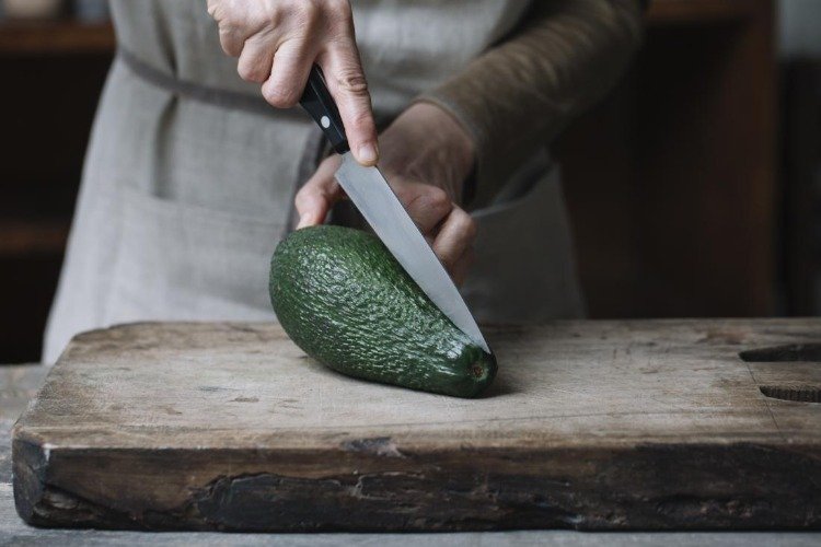god mat för lever som avokado skuren med kniv