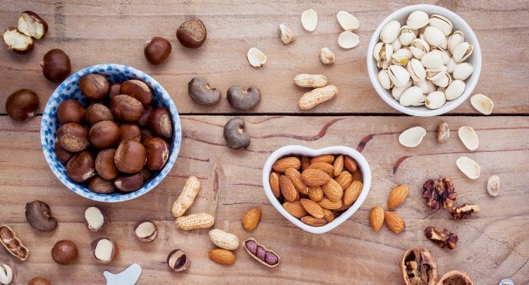 Konsumera olika nötter för en frisk lever varje dag som nibbles och mellanmål