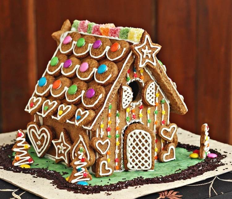 Pepparkaksbakning idé-pepparkakor-hus-dekoration-smarties-gelé
