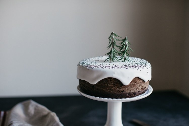 Pepparkakor-bakning-mini-tårta-idé-glasyr-snö-granar