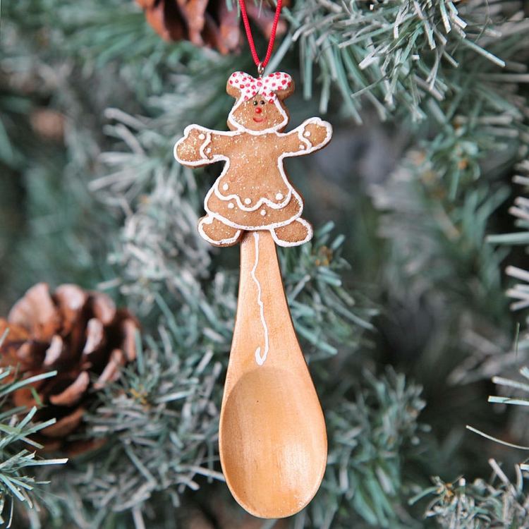 pepparkakor-bakning-jul-träd-dekorationer-pepparkakor-man-sked-trä