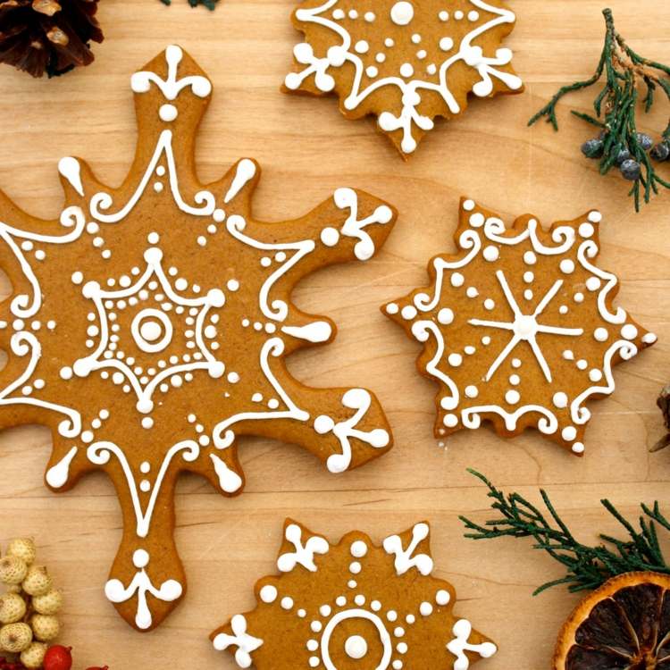 pepparkakor-bakning-kakor-glasyr-snöflingor-vintage-dekoration