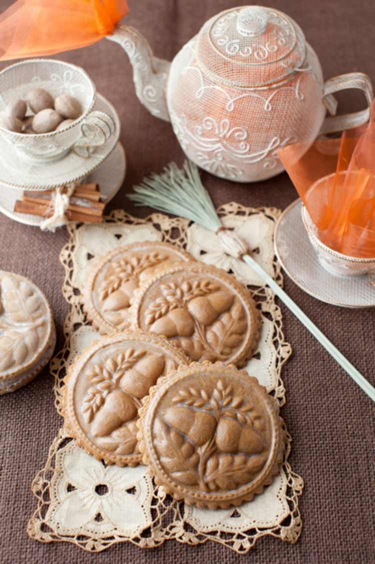 pepparkakor-bakning-kex-motiv-rustika-porslin-spetsar