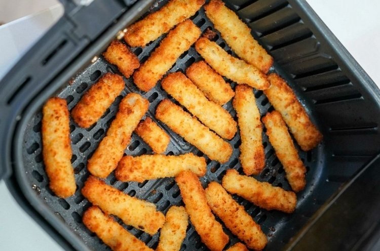 Stek fiskfingrar i en varmluftsfritös