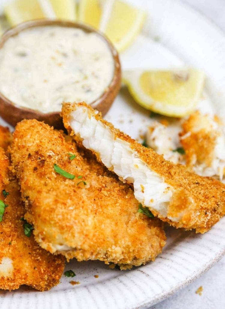 panerad fisk med ströbröd och ägg