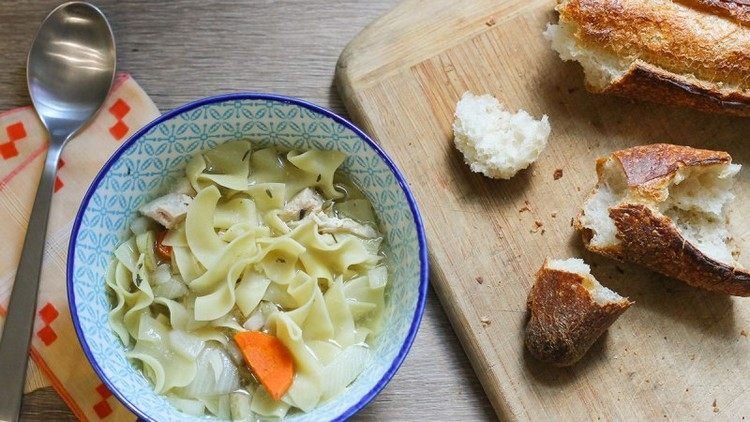 Matlagning kyckling soppa med nudlar recept i förväg för puerperium