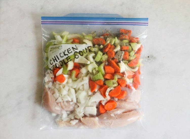 Kycklingnudelsoppa för frysning och matlagning i långsam spis