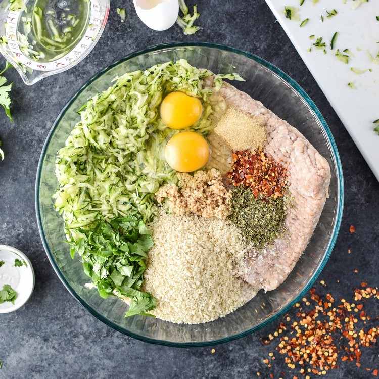 Zucchinirecept för frysning av köttbullar blandning med kalkonkött