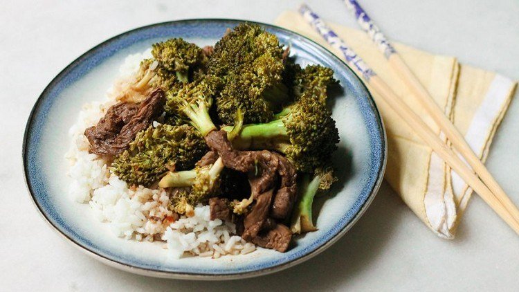 Nötkött med broccoli och asiatisk sås serveras på ris