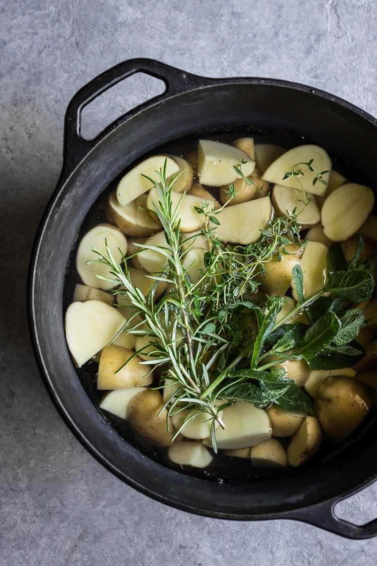 recept med potatis som lagar färska örter