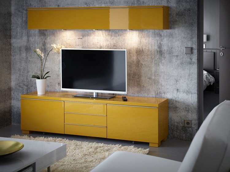 modernt vardagsrum-led-spots-tv-skänk-högglans-gul-ikea