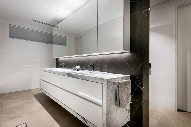 LED-takbelysning-badrum-handtag-skåp-dörrar-spegel-marmor-fåfänga