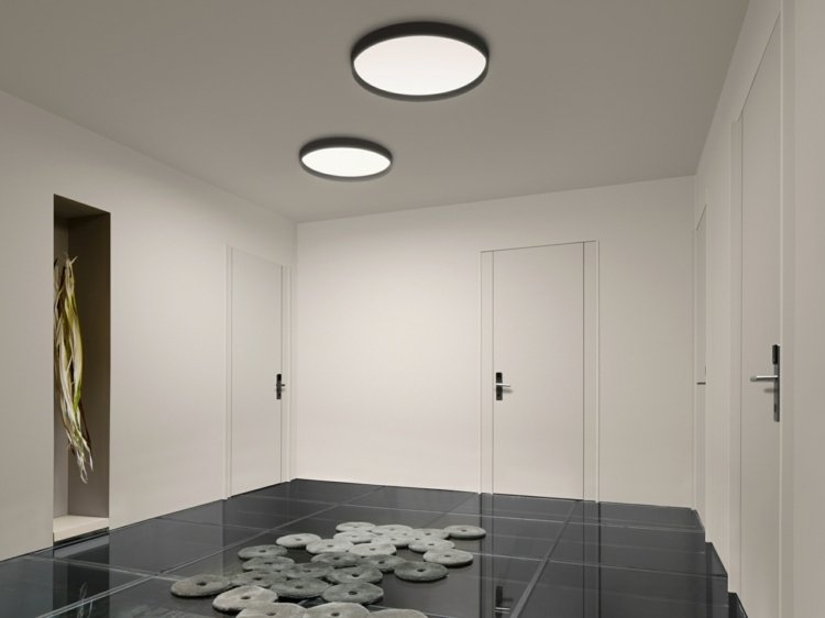 LED-taklampor rund-svart-korridor-vit-dörr-vägg-golvplattor-högglans-grå-matta-UP-vibia