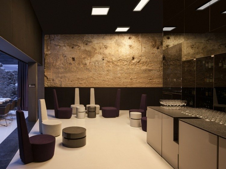 Led taklampor rektangulära-svart-ram-sten-vägg-lila-vita-stolar-brun-bord-skåp-spegel-skåp-beige-golv-UP-vibia