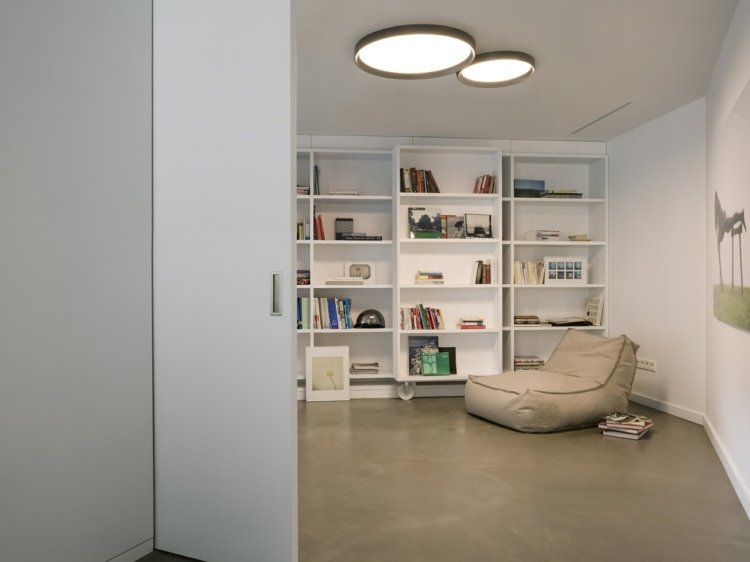 LED taklampor runda-svart-vardagsrum-vit-hylla-vägg-dörr-beige-beanbag-golv-UP-vibia