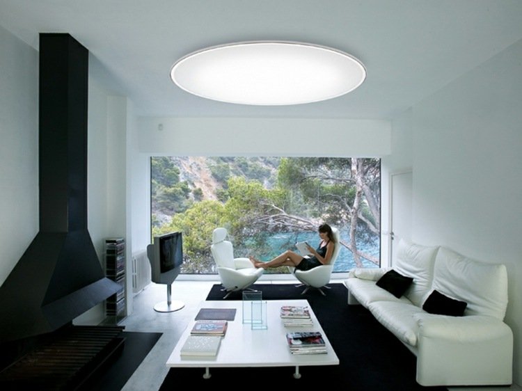 led-tak-lampor-rund-metall-välvd-vardagsrum-vit-vägg-soffa-stolar-bord-svart-skorstenar-matta-natur-vy-BIG-vibia