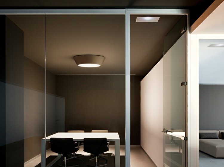 led-taklampor-runda-studie-brun-väggstolar-vit-bord-glasdörr-PLUS-vibia