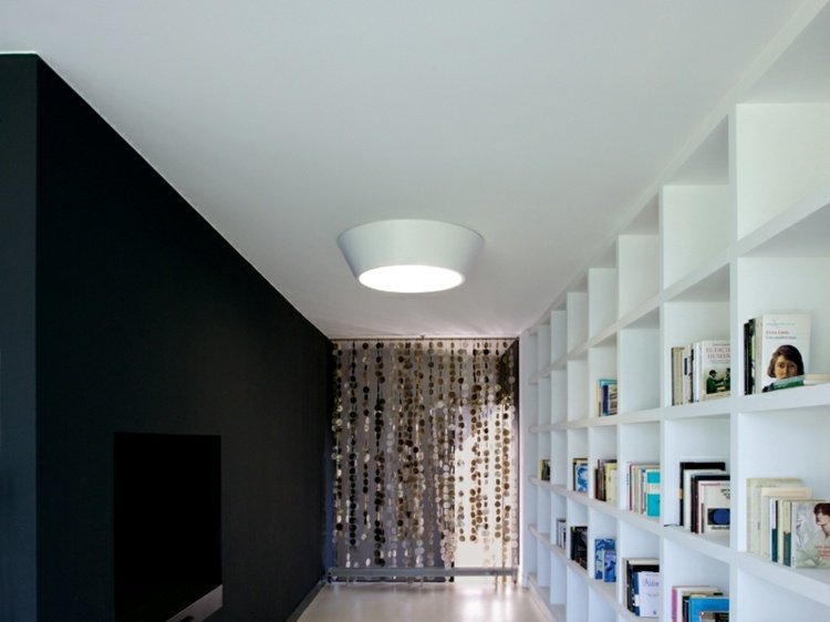 led-tak-lampor-rund-svart-korridor-vägg-vita-böcker-hylla-PLUS-vibia